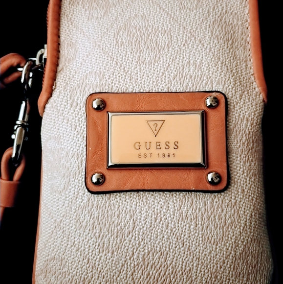 🖤Guess Wristlet or (Phone Carrier)